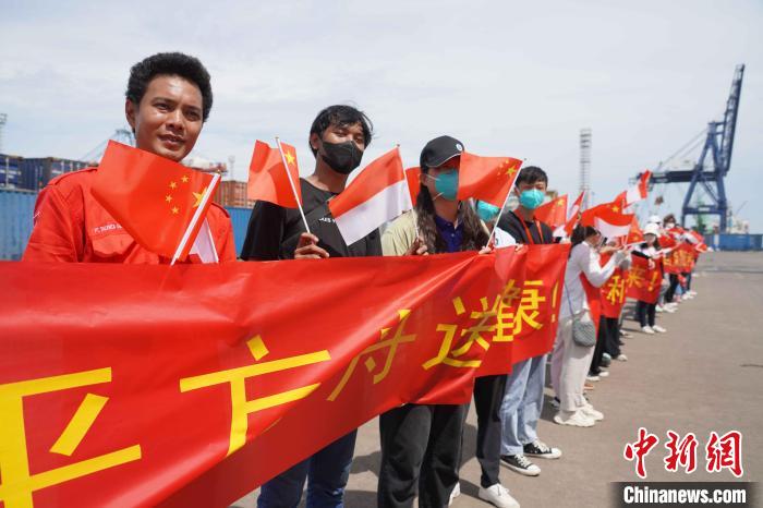 当地民众和华侨华人代表挥手告别。　孙飞 摄