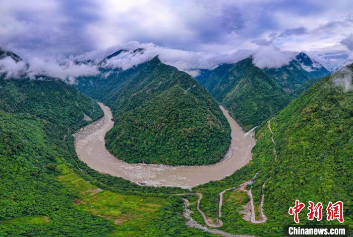 墨脱县雅鲁藏布江林多大拐弯全景。(无人机照片) 李国焘 摄