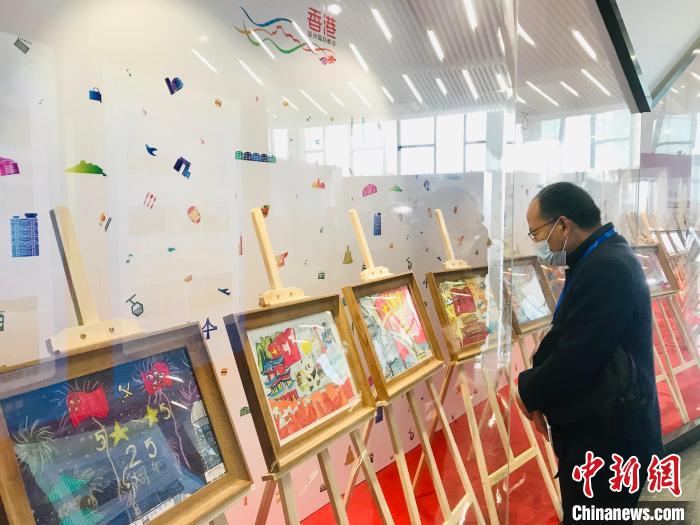 贵阳市民参观画展。　张伟 摄