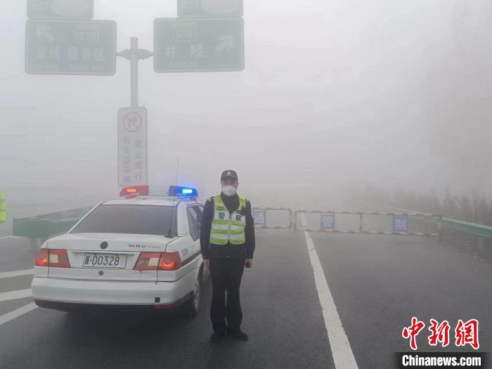 河北迎大雾天气多地高速公路关闭