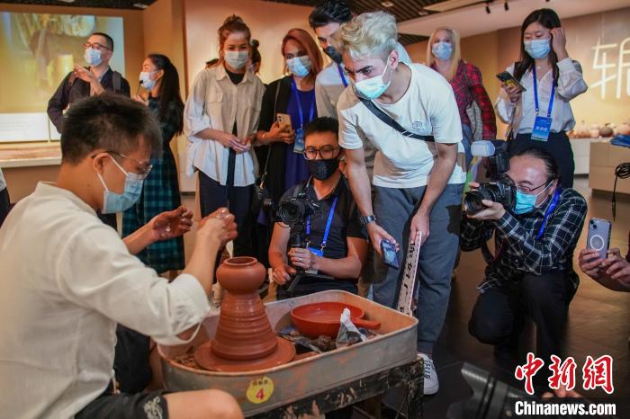 境外媒体代表探访“中国坭兴陶之都”感受“土与火”的艺术
