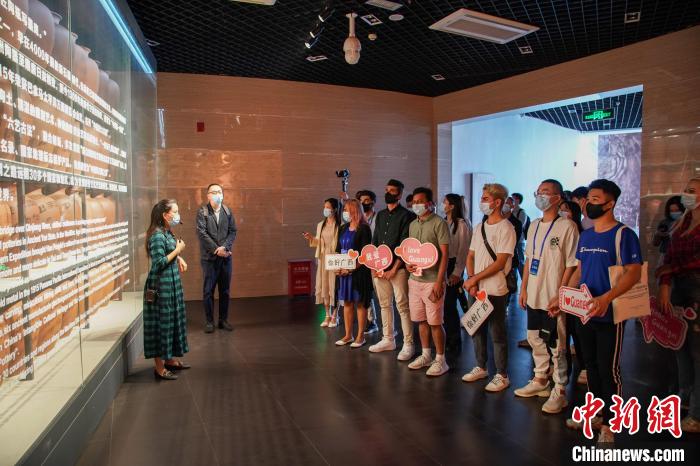 境外媒体代表参观钦州坭兴陶博物馆。　陈冠言 摄