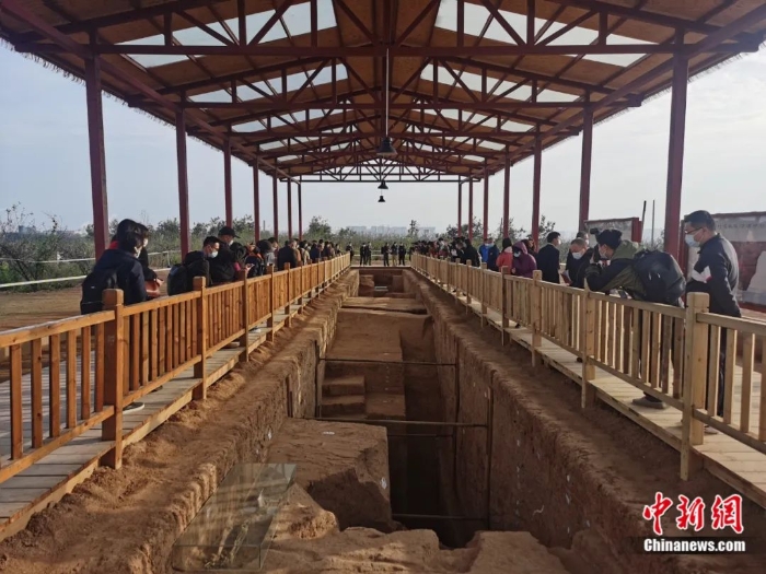 民众在河南三门峡市仰韶遗址第二次考古发掘现场参观。刘鹏 摄
