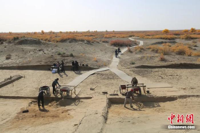 克亚克库都克烽燧考古发掘现场，工作人员清理灰堆。受访者供图

