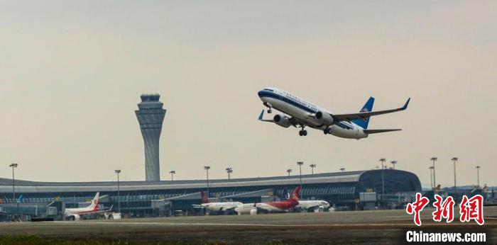 民航客机在南宁吴圩国际机场起降。　林军 　摄