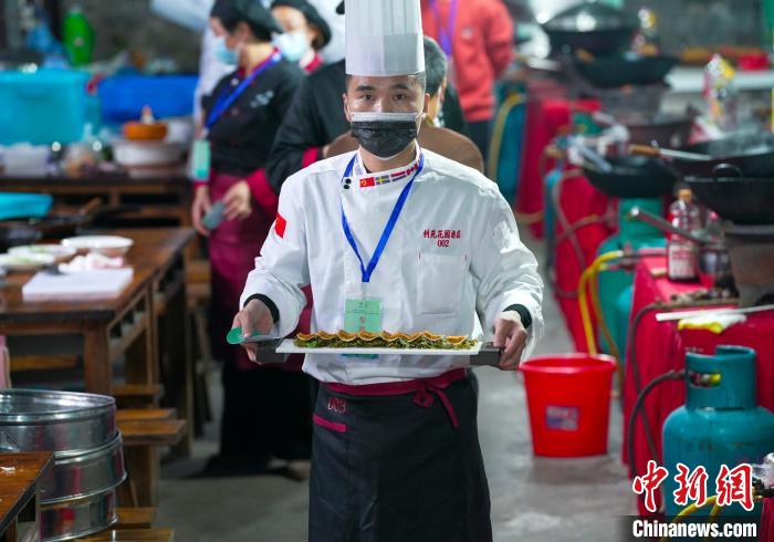 安徽省宣城市郎溪县建平十六鲜烹饪技能大赛比赛现场。　李晓红 摄