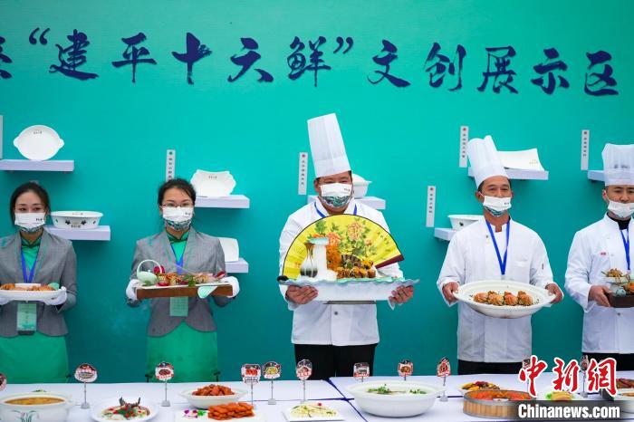 郎溪县建平十六鲜烹饪技能大赛比赛现场展示用本土食材烹制的特色菜品。　李晓红 摄