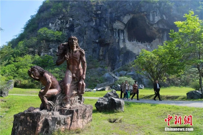 游人在福建省三明市岩前镇的万寿岩国家考古遗址公园参观游览。钟欣 摄