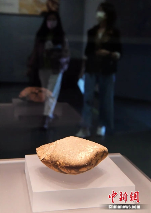 福建省三明市岩前镇的万寿岩遗址博物馆内展出的石器。钟欣 摄