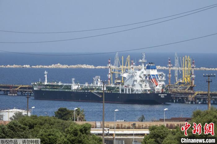 2022年5月31日，一搜油轮停靠在位于意大利南部西西里岛的ISAB炼油厂码头。ISAB由俄罗斯跨国能源公司卢克石油公司持有。