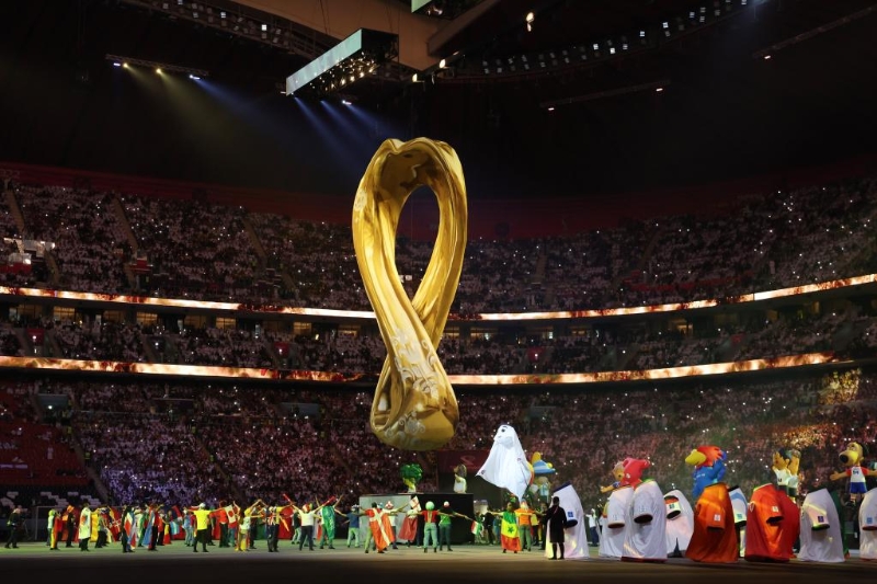 11月20日，2022年卡塔尔世界杯会徽出现在开幕式现场。（图源：新华网）