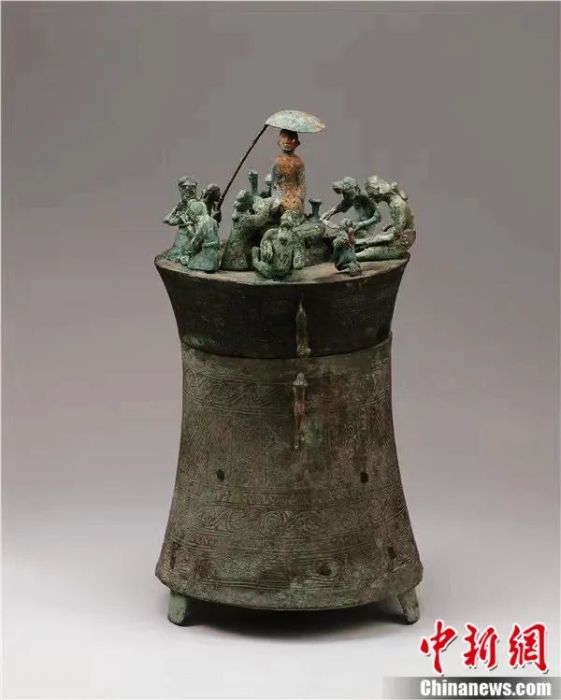 李家山古墓群出土的纺织场面铜贮贝器。中共玉溪市委宣传部供图