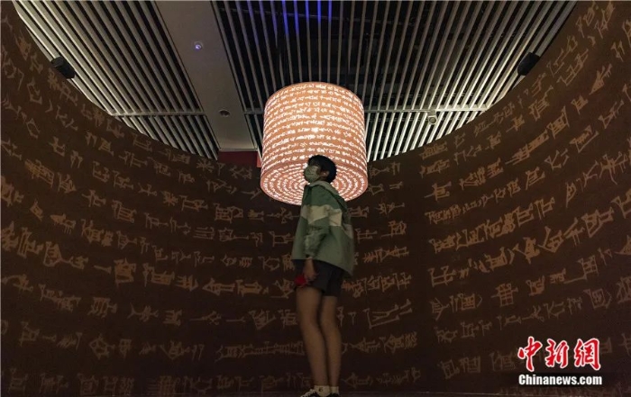 民众在位于北京的国家图书馆内参观“邂逅•美索不达米亚——叙利亚古代文物精品展”。侯宇 摄