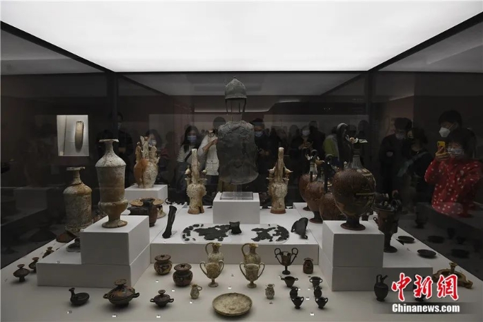 民众在位于北京的中国国家博物馆参观“意大利之源——古罗马文明展”。田雨昊 摄
