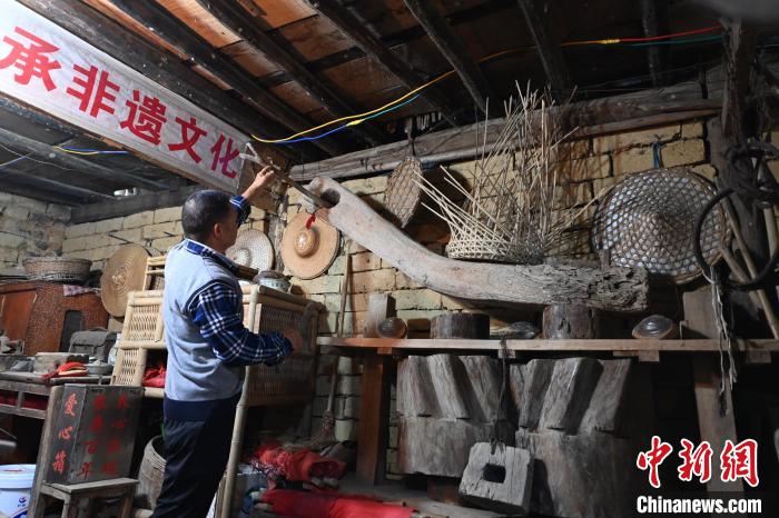 广西边城农民建“私人博物馆”竹木农具还原时代记忆