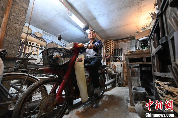 蒙瑞青收藏的一辆摩托车，这也是他年轻时的“梦中情车”。　王以照 摄