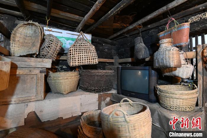 蒙瑞青收藏的竹制背篓与簸箕。　王以照 摄