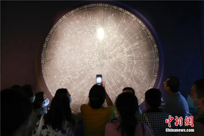 观众在故宫博物院观看展览。盛佳鹏 摄
