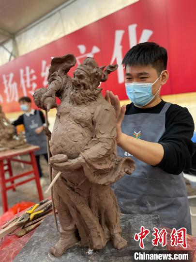 第八届中国泥塑造像技艺大赛比赛现场。　吕明 摄