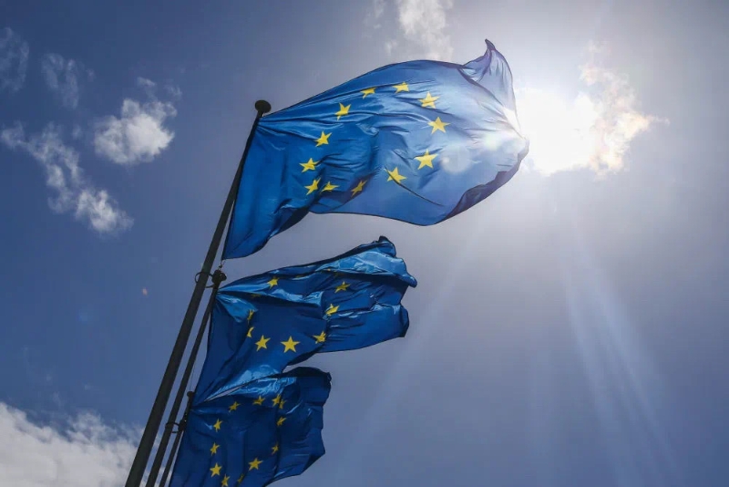 欧盟旗帜在比利时布鲁塞尔的欧盟总部外飘扬（图源：新华社）