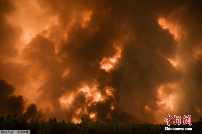 当地时间8月10日，法国西南部吉伦特省贝兰贝利耶地区山火燃烧，浓烟滚滚。