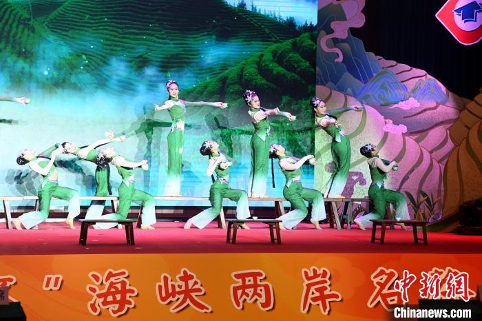 颁奖典礼现场上演舞蹈《茶飘香》。　张金川 摄