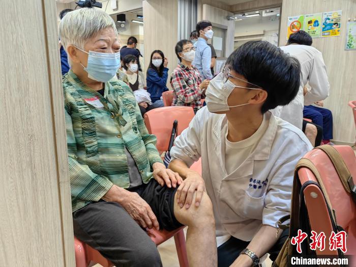 香港浸会大学中医师生进社区为老年人免费诊疗