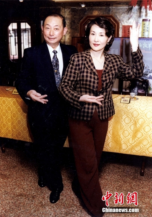料图为1996年，梅葆玖（左）赴台湾演出期间，与弟子魏海敏合影。 <a target='_blank' href='/'>中新社</a>发 受访者 供图