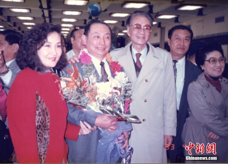 资料图为1993年，梅葆玖（左二）赴台演出，弟子魏海敏（左一）与众多友人、戏迷朋友到机场迎接。 <a target='_blank' href='/'>中新社</a>发 受访者 供图