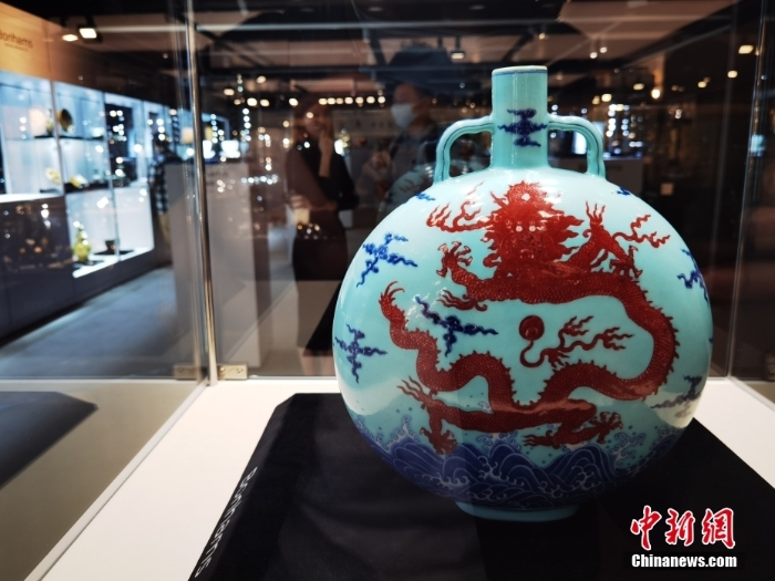 清乾隆松石绿地抱月瓶
