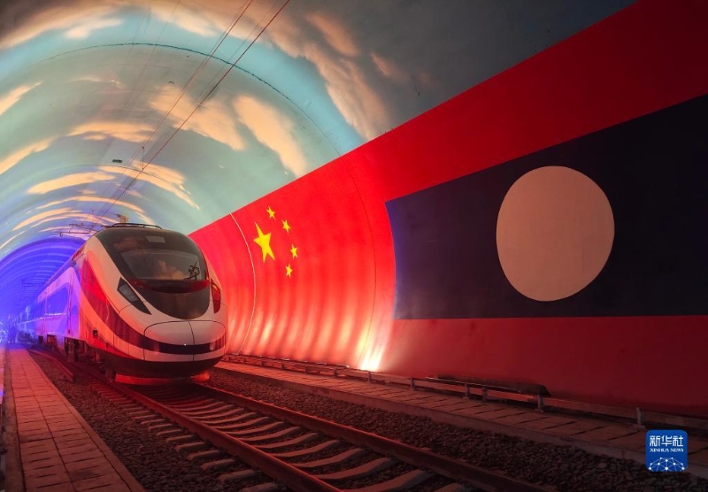 2021年12月3日，中老铁路正式开通运营。这是“澜沧号”动车组通过中老友谊隧道内的两国边界(2021年10月15日摄)。新华社发(曹安宁 摄)