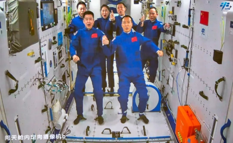 神舟十五号航天员顺利进驻中国空间站，两个航天员乘组首次实现“太空会师”。（图源：中国载人航天官网）