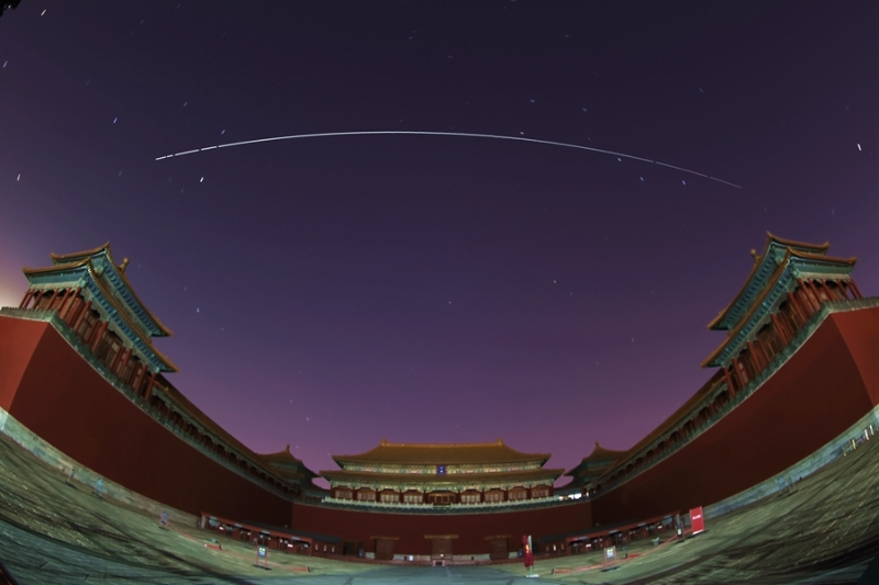 2021年11月19日，在北京故宫午门拍摄的中国空间站过境照片，轨迹为多张照片堆栈。（图源：新华社）