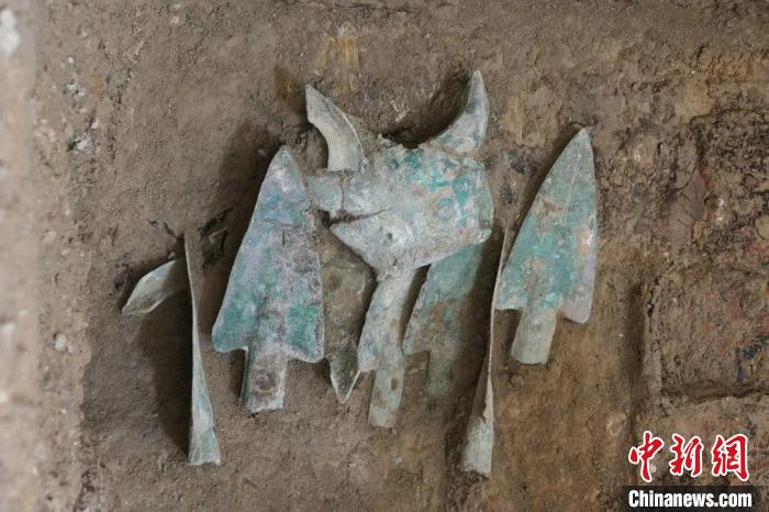 M2铜矛、铜兽面饰出土情况。　山西省考古研究院供图