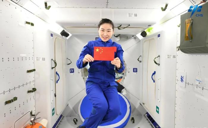 航天员刘洋背后是问天实验舱睡眠区。图片来源：中国载人航天工程办公室官方微信