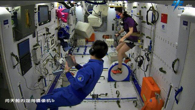 航天员在轨锻炼。图片来源：中国载人航天工程办公室官方微信