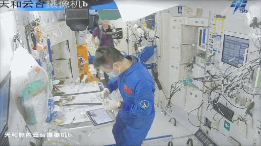 开展水样微生物检测。图片来源：中国载人航天工程办公室官方微信
