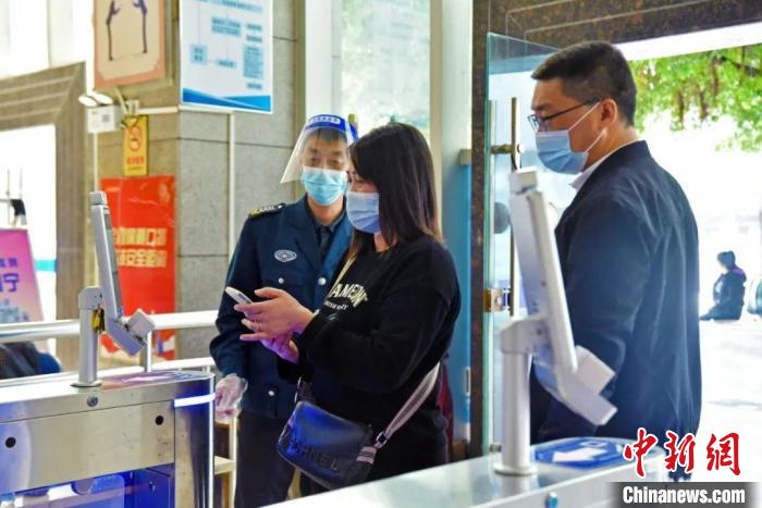 资料图：在宁德汽车南站，乘客按照防疫相关要求有序进站