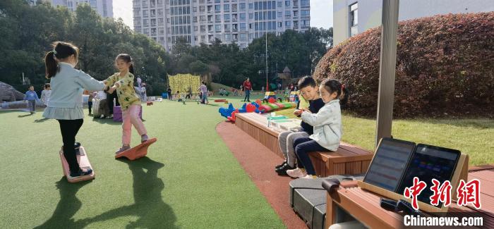 上海将坚持以游戏为基本活动，保证儿童的户外活动时间。　上海市教委供图