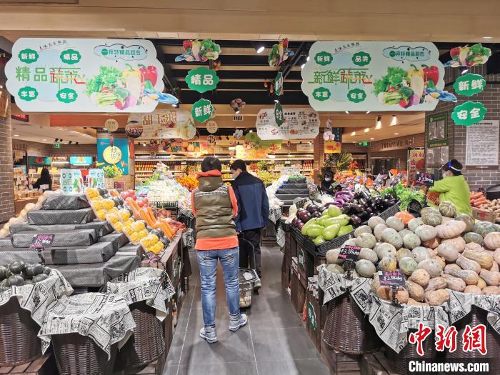 解除流动性管理后的第一天，郑州市民在超市采购。　韩章云 摄