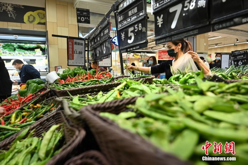 图为重庆超市内的货架上摆满了蔬菜。 陈超 摄