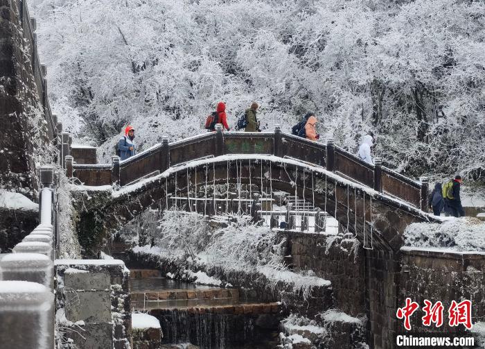 游客在黄山出游 王青华 摄
