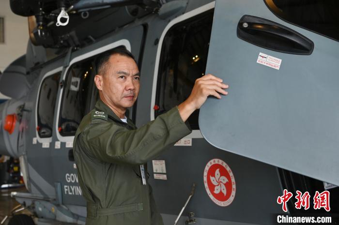 香港特区政府飞行服务队总监胡伟雄与猎豹直升机。　李志华 摄