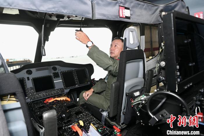 香港特区政府飞行服务队总监胡伟雄展示猎豹直升机驾驶舱。　李志华 摄