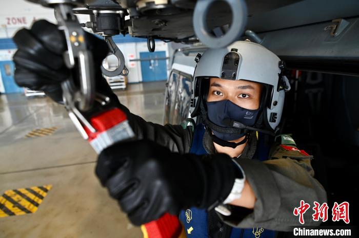 香港特区政府飞行服务队三级空勤主任吕嘉晴示范拯救工作流程。　李志华 摄