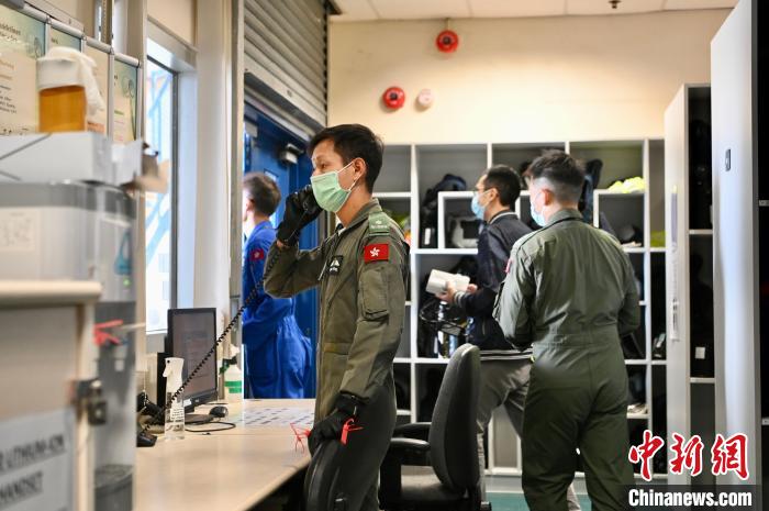 香港特区政府飞行服务队队员准备投入工作。　李志华 摄