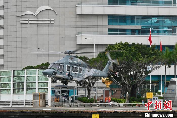 香港特区政府飞行服务队直升机在香港会议展览中心附近的停机坪起降。　李志华 摄
