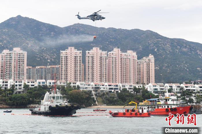 香港特区政府飞行服务队在海上污染事故联合演习中清理海面油污。　香港特区政府飞行服务队 摄
