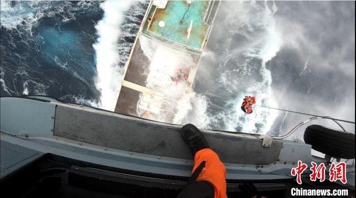 台风“纳沙”吹袭期间，香港特区政府飞行服务队救援遇险货船船员。　香港特区政府飞行服务队 摄