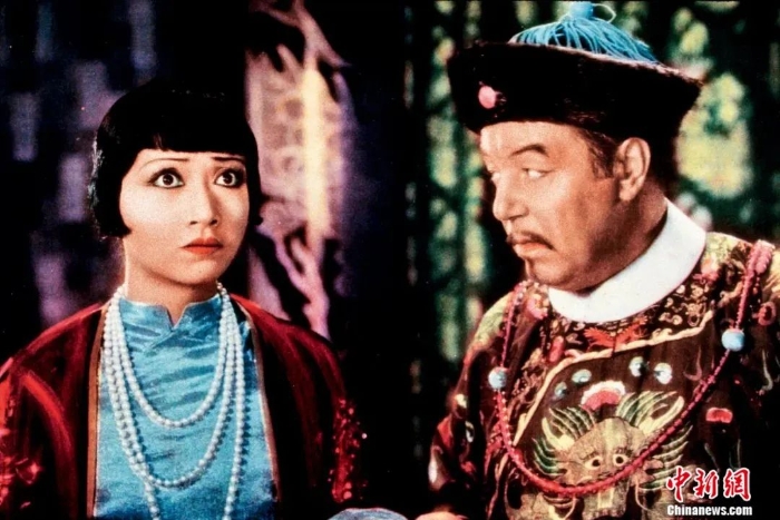 1931年黄柳霜出演的电影《龙女》剧照。